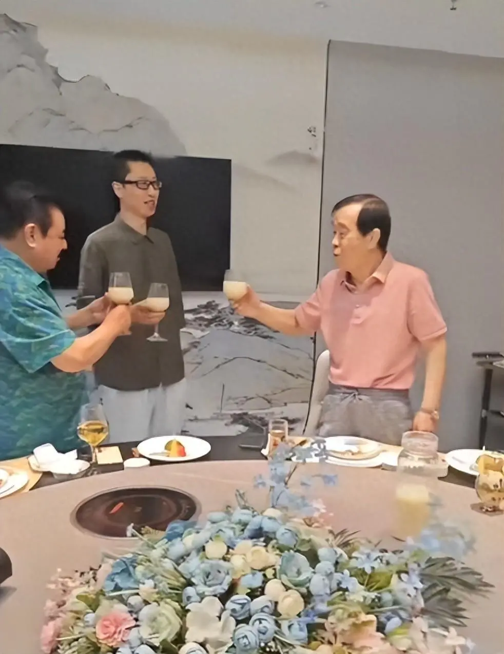 77岁李金斗与75岁石富宽参加聚会，体态臃肿精神好，发量让人羡慕__77岁李金斗与75岁石富宽参加聚会，体态臃肿精神好，发量让人羡慕