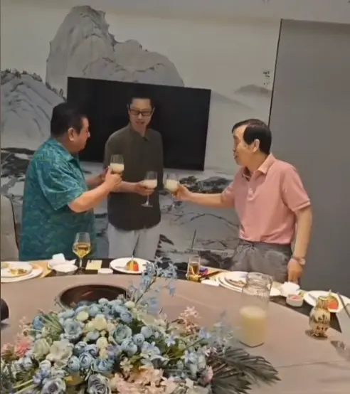 77岁李金斗与75岁石富宽参加聚会，体态臃肿精神好，发量让人羡慕_77岁李金斗与75岁石富宽参加聚会，体态臃肿精神好，发量让人羡慕_