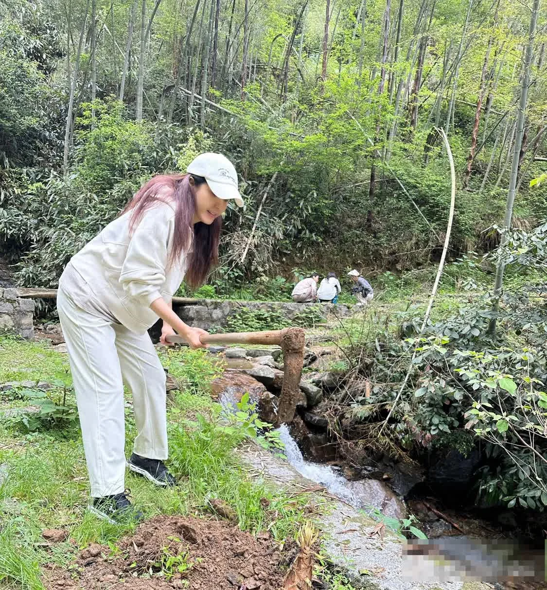 真接地气！曾黎闪现西安，穿拖鞋南门排队买小吃，蹲地吃饭无人识__真接地气！曾黎闪现西安，穿拖鞋南门排队买小吃，蹲地吃饭无人识