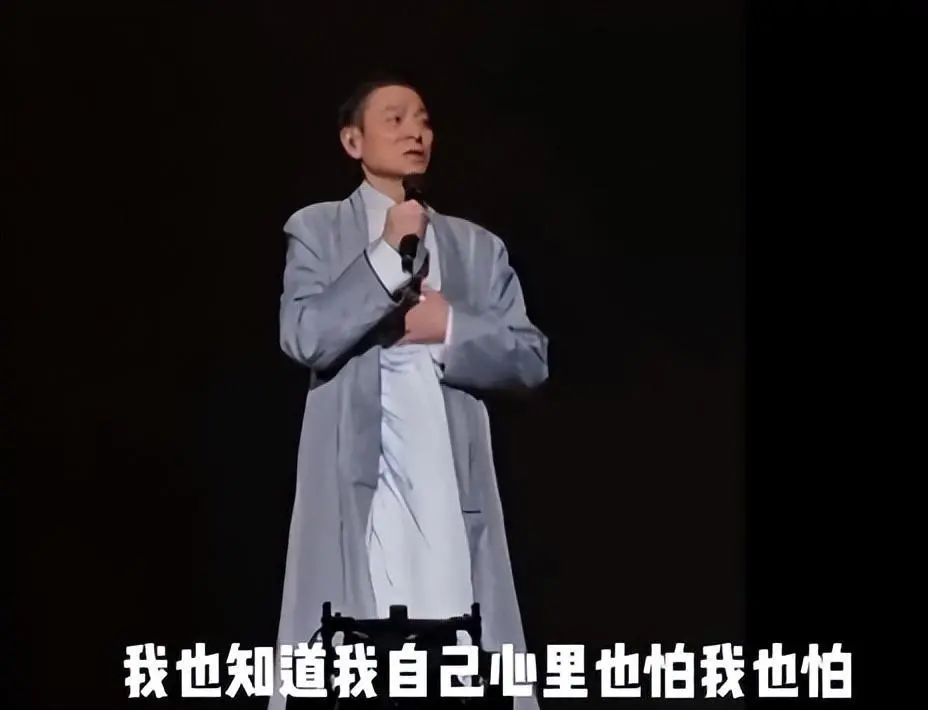 刘德华演唱会妻女现身捧场，朱丽蒨衣着低调，刘向蕙全程不摘口罩__刘德华忘摘口罩