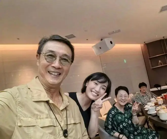 胡歌参加阿桑葬礼__和老婆参加别墅聚会