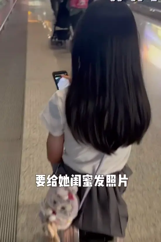 _聂远全家香港度假，岳母出镜好年轻，俩女儿都遗传妈妈美貌超好看_聂远全家香港度假，岳母出镜好年轻，俩女儿都遗传妈妈美貌超好看